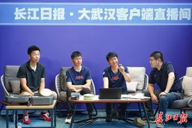 陈刚父子做客长江日报直播间，讲述攀登珠峰科考背后的故事图片