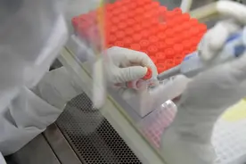 避免核酸“假阳性”，检测机构需压实“前哨”责任 | 新京报快评图片