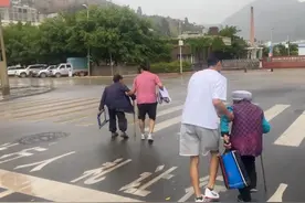 八旬夫妇冒雨徒步回家 男子开车护送 获天天正能量奖图片