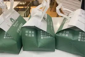 封控区独居老人一日三餐牵动人心，餐厅好街坊免费送上爱心餐图片