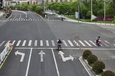 砰！“闯红灯”撞上“抢黄灯”，责任怎么定？图片