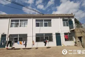 中国电信的电缆线压着住户房顶，居民：反映多次不给解决图片