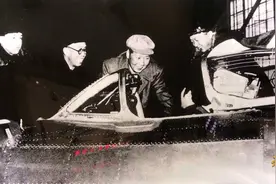 第一架国产喷气式战斗机飞过天安门城楼，毛主席说了这句话！