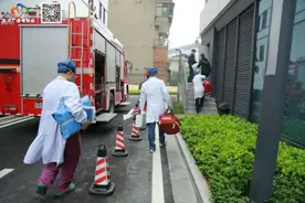 户外截肢，就地进行……图片