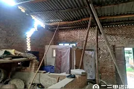 村民质疑施工导致墙体开裂，回应：雨水渗入地下空洞所致图片