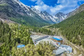 四川毕棚沟初夏漫山渐绿图片