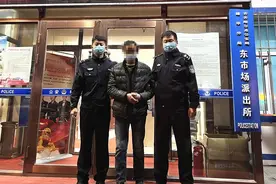 黑龙江一男子当街“电舞”，瞬时电光四溅……图片