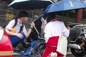 女中学生跪地为摔倒昏迷男子撑伞遮雨，班主任：非常骄傲图片