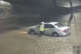深圳暴雨夜徒手推车的最美女铁骑找到了→图片