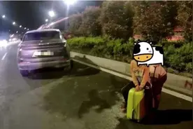 8岁带4岁，杭州萧山两兄弟大半夜街上捡瓶子，背后原因很心酸：想贴补家用图片