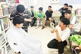 阜阳11中有个“解忧理发铺”图片