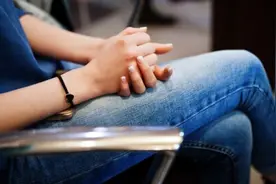 姐姐无视婚礼着装要求并穿牛仔裤出现 新娘怒不可遏图片