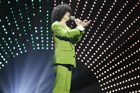 《夏日倾情》活力来袭 曾比特安崎超甜舞台掀起夏日元气风图片