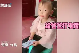 2岁女儿天天拿着妈妈手机 被发现后，女儿的回答瞬间让人心疼图片