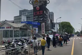 烟火正归来｜肥美的鱼在缸里跳跃，“哆哆”剁肉声重现大卖场图片