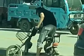 河南男子行驶中电动车断裂车头车尾分家，目击者：可怜又搞笑图片