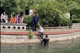 河南10岁女童落入湖中，男子一分钟将其救上岸图片