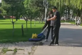 石家庄市气象局长潜水救出溺水儿童，网友：大侠图片