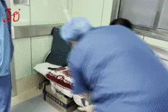 太揪心！1岁多小孩吃玉米时摔倒，筷子从咽喉扎进脑袋里……图片