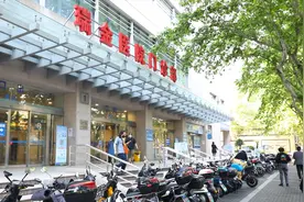 上海瑞金医院已全面恢复医疗服务，今天还有外地患者赶来看病图片