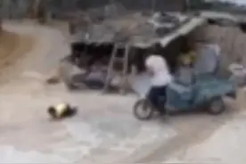 爷爷骑三轮不小心从孙子身上碾过，孩子爸爸：心疼，想把孩子接到身边图片