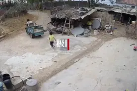 爷爷骑三轮倒车不慎压到孙子，爸爸：已到医院检查，孩子没事图片