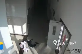 医生飞奔救人重摔在地仍爬起接诊，医生：肋骨很疼，但义无反顾地往前走图片
