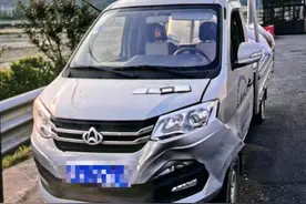 爆胎之后，小货车在高速上翻了跟头！天气渐热，高速突发爆胎如何处置？图片