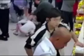 人美心善，超市里有老人突然晕倒，湖南一名医学生本能冲入人群施救图片