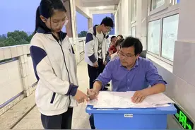 陪伴高考好风景！衢州这所中学晚自习时，全体高三教师坐在走廊面批面改图片