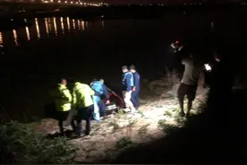 闹悬！大沽河芦苇滩中采粽叶，仨女子被困水中图片