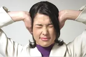 不必过分羡慕“社牛”，他们中有些人的底色可能是自卑图片