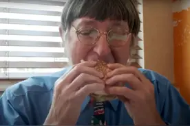 美国男子50年每天吃巨无霸汉堡，麦当劳为其挂牌贺50周年纪念日图片