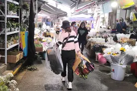 “520”将至鲜花市场火热，年轻人更爱定制款图片