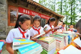 让孩子们爱上阅读，拼多多“为你读书”公益行动走入陕西秦岭图片