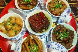 一口锅中的市井百味——重庆江边老火锅店里的新故事图片