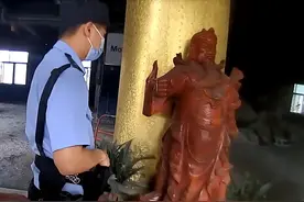 为了转好运，永康一男子竟对关二爷的大刀下了手图片