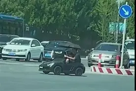 男子开玩具车载孩子上路，交警：已找到人，将依法处理图片