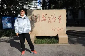 一路追光！母亲骑电动三轮车载着儿子地大求学图片
