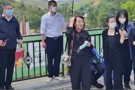 袁隆平院士夫人邓则携家人前往墓园纪念袁老，为他唱起他最爱的歌图片
