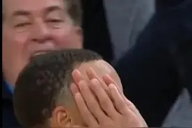 库里最后三分出手嘴里说“晚安”，并做入睡手势图片