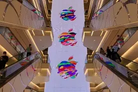 苹果武汉零售店正式开业了，市民早起排队为“创意大武汉”喝彩图片