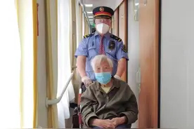 乘坐火车返回杭州，百岁老人申报健康码有点犯难，幸亏遇到他图片