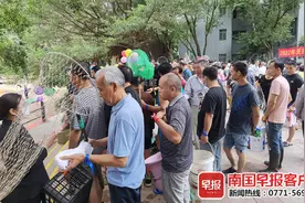 抓鱼欢乐多！南宁一小区上百居民涌进池塘大显身手图片