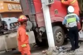 大货车撞电瓶车致母女被困，小女孩求救援人员“先救我妈妈”图片