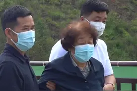 思念！一年了，袁隆平院士夫人来到墓前，双手合十祭奠......图片