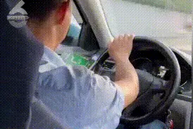 想当最强“赌王”？从同德开到科高路，昆明这位的哥几乎全程都在低头打麻将…图片