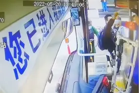 沈阳一男子疑朝公交司机喷辣椒水，警方：正在调查图片