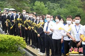 特写：风吹稻香忆袁老——袁隆平逝世一周年的墓前追思图片