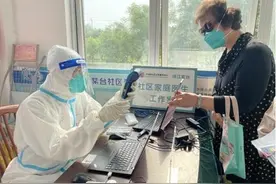 “代跑腿”买药、开通绿色通道 丰台为管控区居民提供便捷医疗服务图片